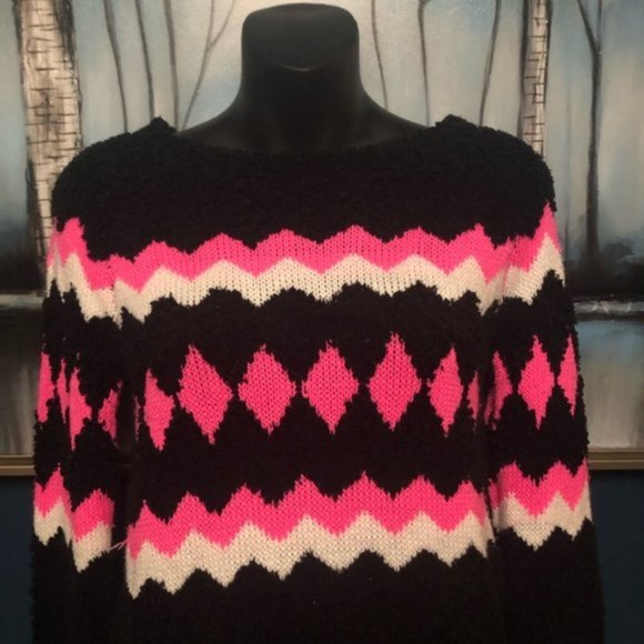 Arizona Black,Pink & White Chevron Soft Fuzzy Sweater Size small - Picture 4 of 9